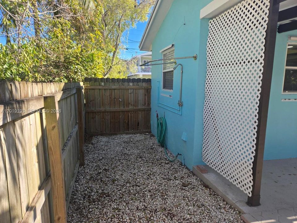 For Sale: $520,000 (2 beds, 1 baths, 771 Square Feet)