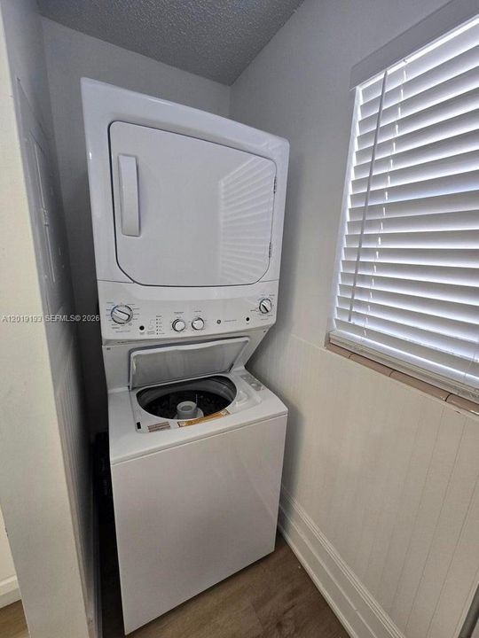 For Sale: $520,000 (2 beds, 1 baths, 771 Square Feet)