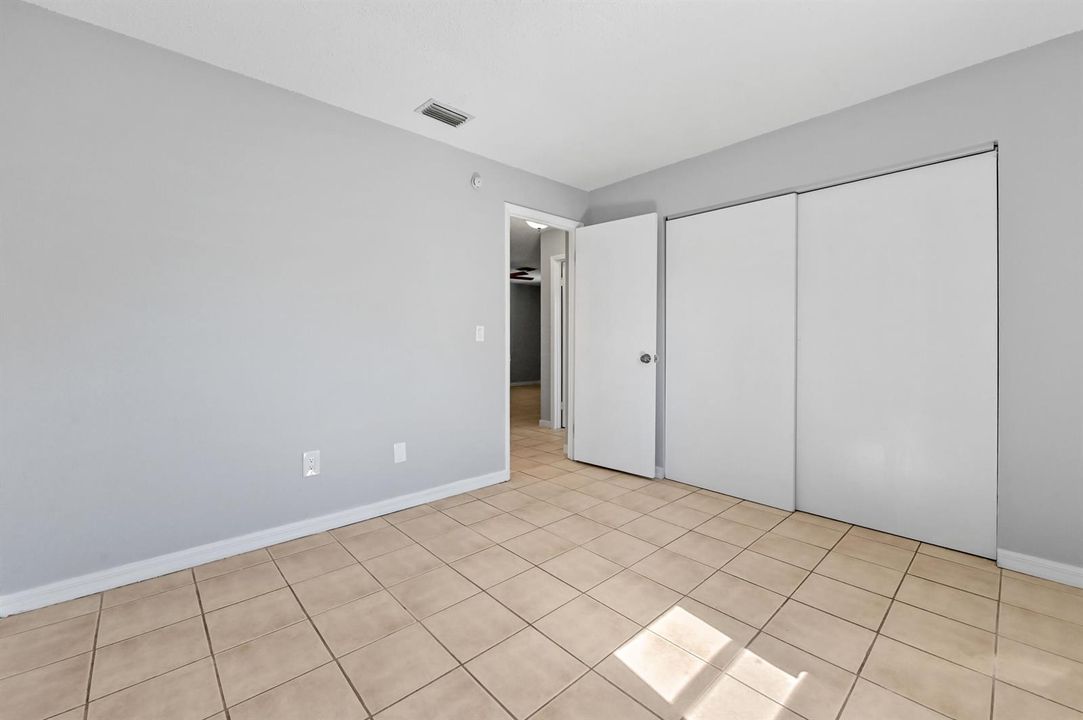 16 Bedroom 04