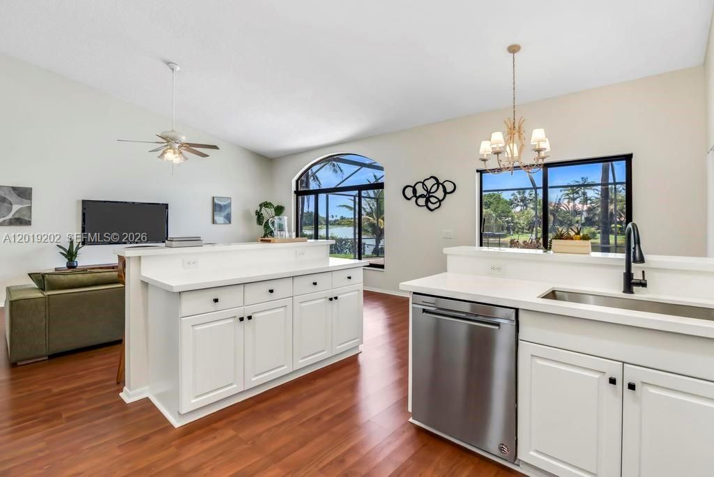 合同活跃: $935,000 (4 贝兹, 2 浴室, 2760 平方英尺)