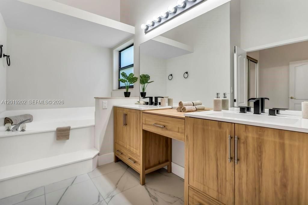 合同活跃: $935,000 (4 贝兹, 2 浴室, 2760 平方英尺)
