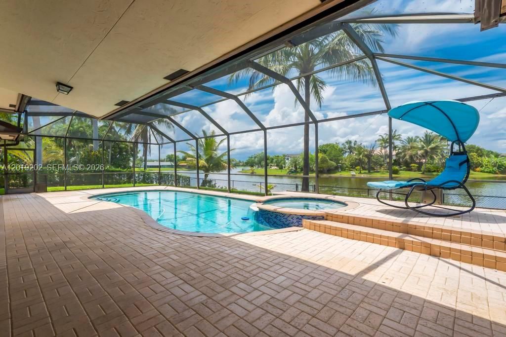 合同活跃: $935,000 (4 贝兹, 2 浴室, 2760 平方英尺)