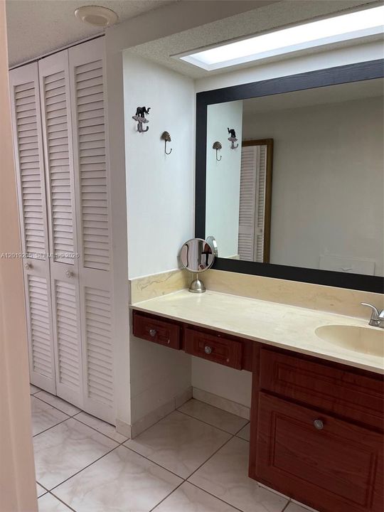 В аренду: $3,300 (1 спален, 2 ванн, 824 Квадратных фут)