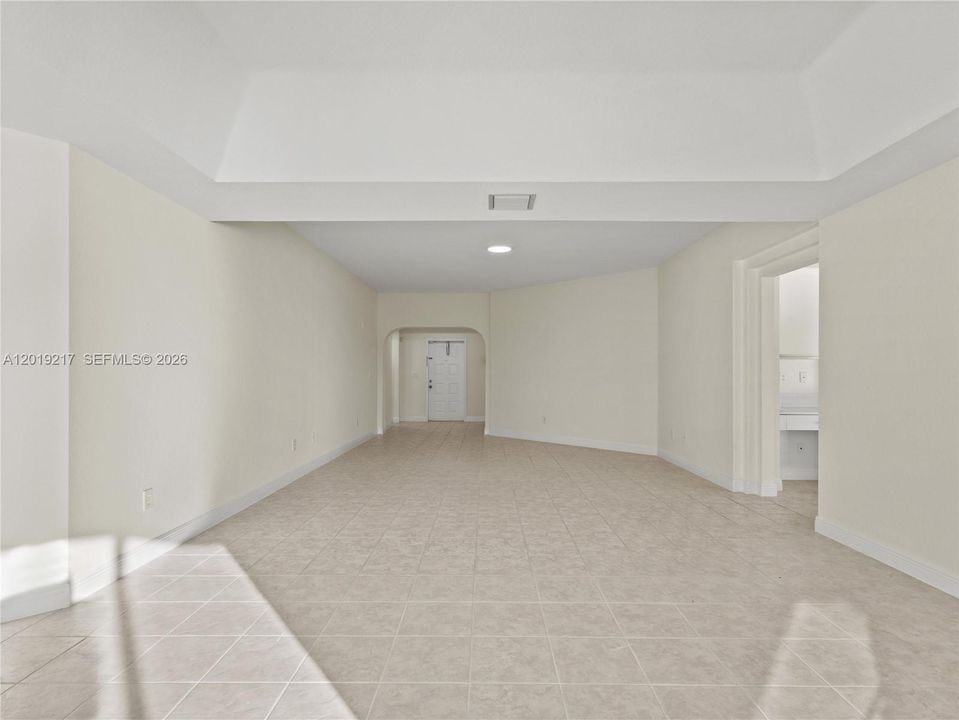 Activo con contrato: $4,200 (3 camas, 2 baños, 2490 Pies cuadrados)