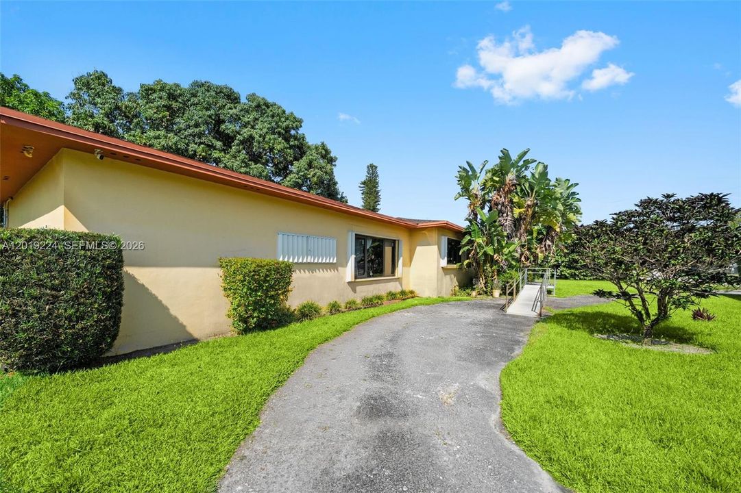 For Sale: $685,000 (3 beds, 2 baths, 2066 Square Feet)