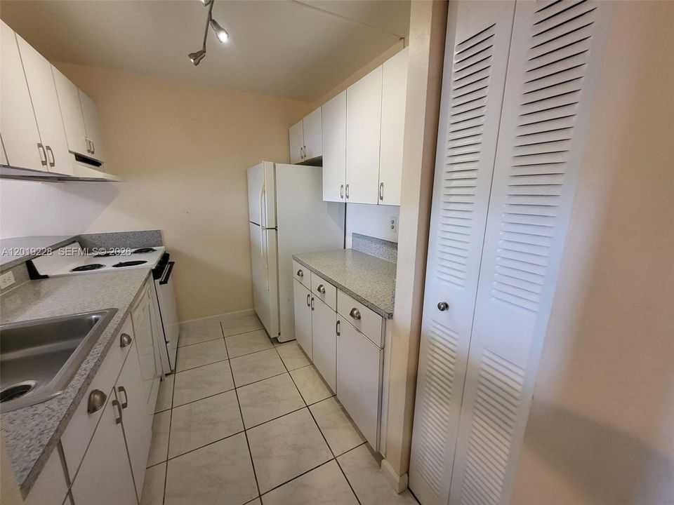 На продажу: $283,000 (2 спален, 2 ванн, 900 Квадратных фут)