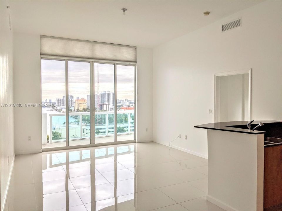 For Sale: $360,000 (1 beds, 1 baths, 900 Square Feet)