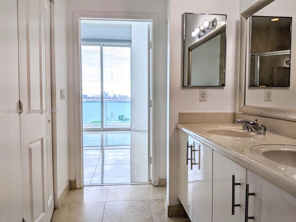 For Sale: $360,000 (1 beds, 1 baths, 900 Square Feet)