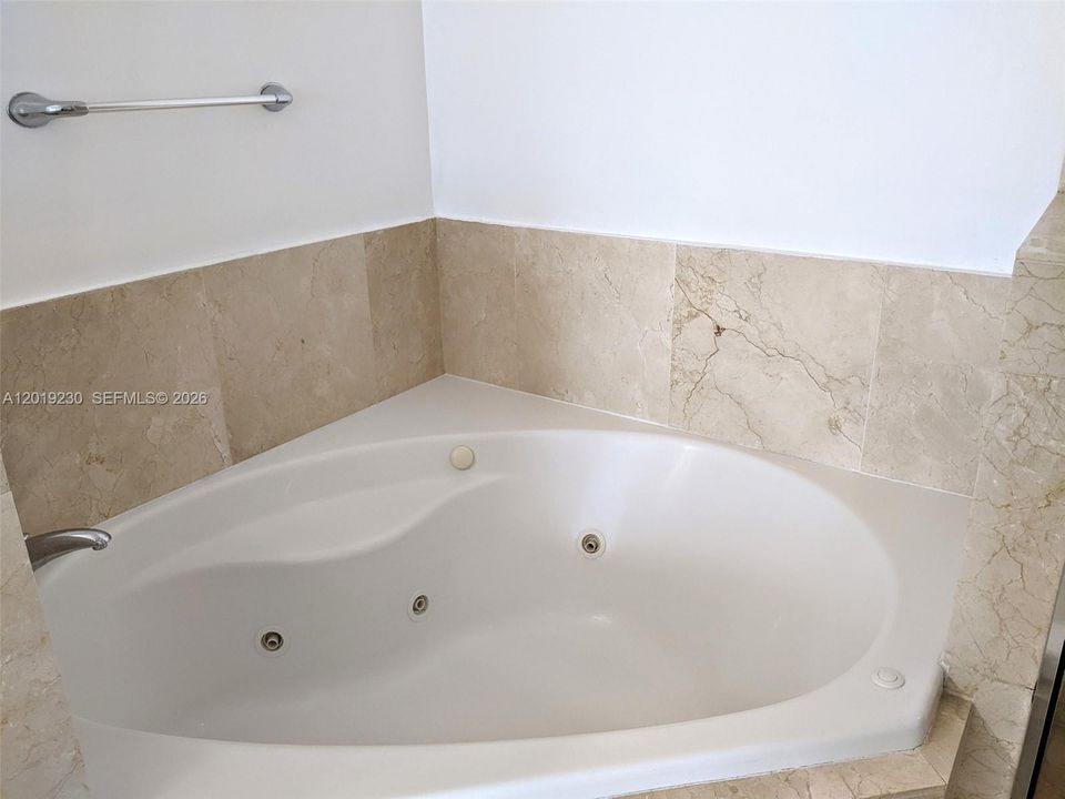 For Sale: $360,000 (1 beds, 1 baths, 900 Square Feet)
