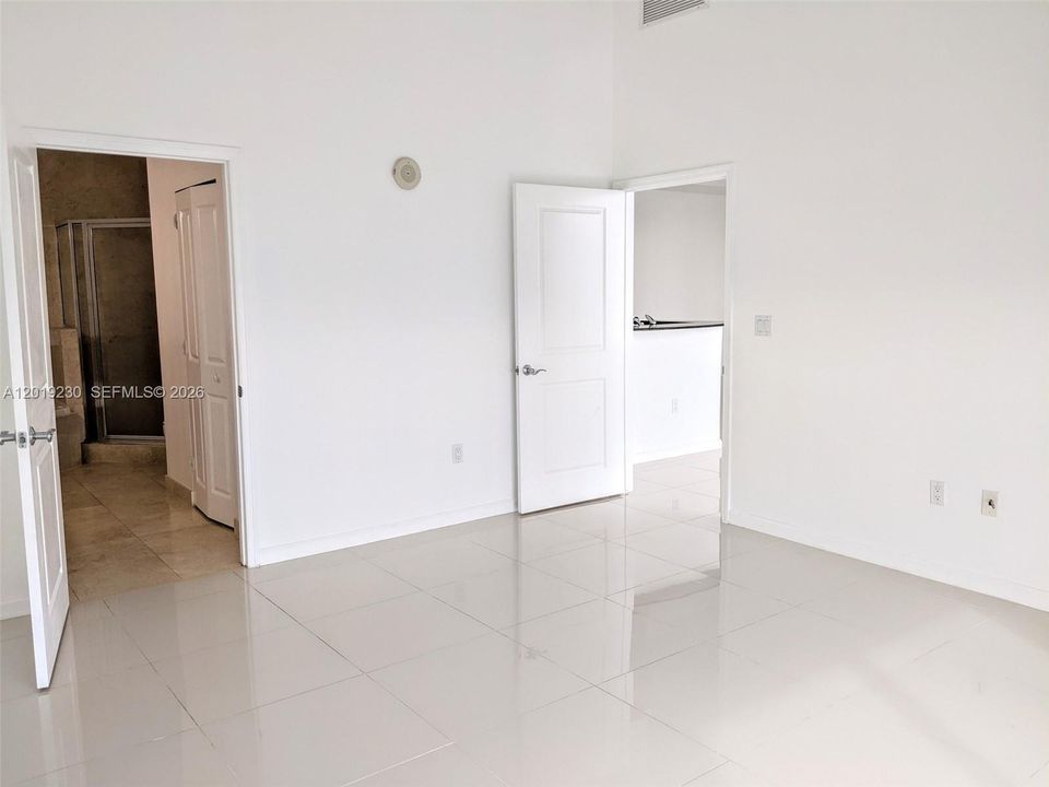 For Sale: $360,000 (1 beds, 1 baths, 900 Square Feet)