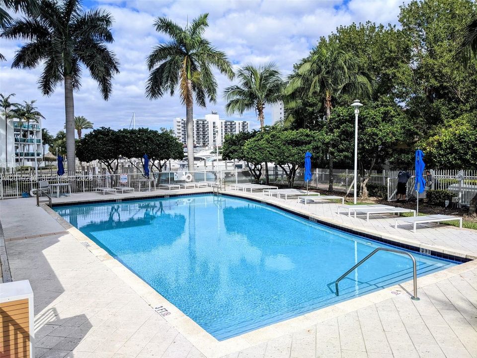 For Sale: $360,000 (1 beds, 1 baths, 900 Square Feet)