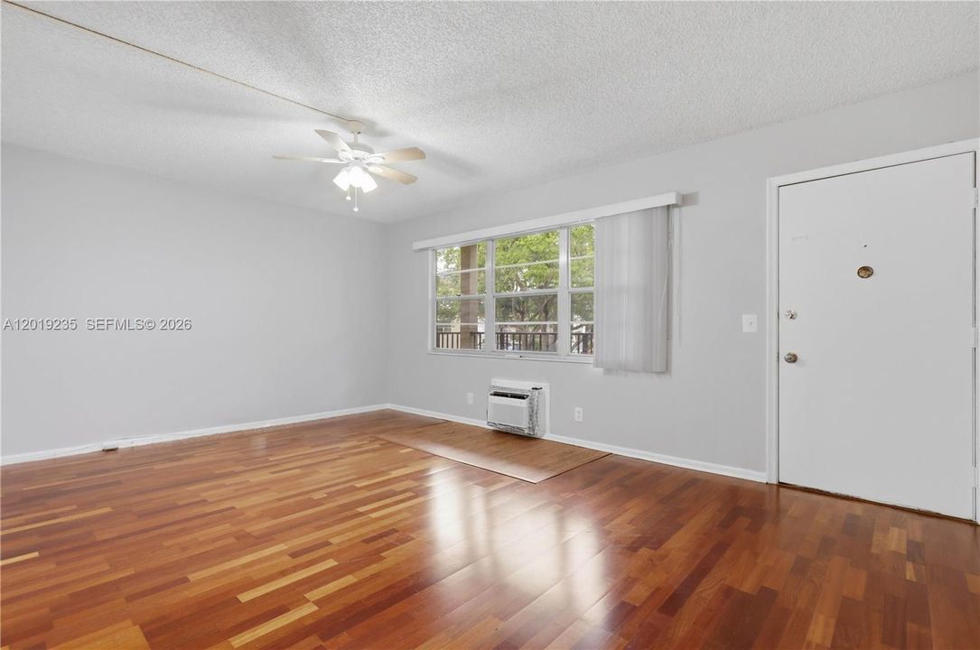 For Sale: $105,000 (1 beds, 1 baths, 811 Square Feet)
