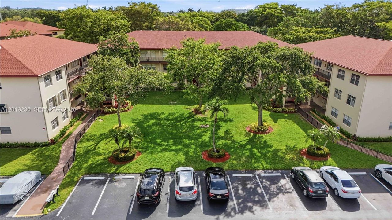 For Sale: $105,000 (1 beds, 1 baths, 811 Square Feet)