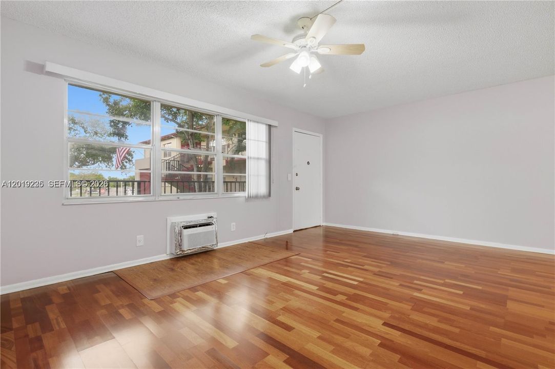 For Sale: $105,000 (1 beds, 1 baths, 811 Square Feet)
