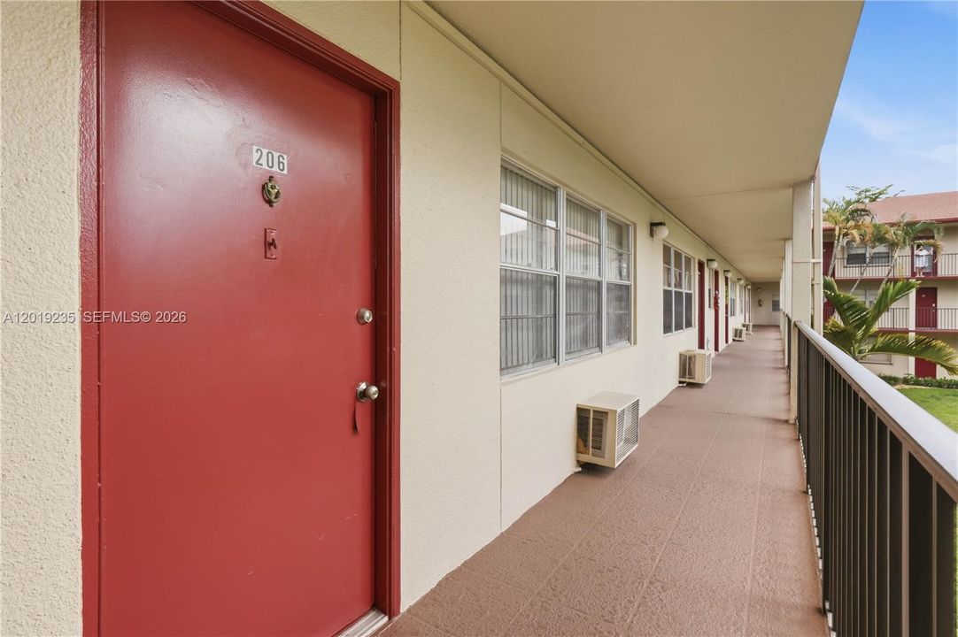 For Sale: $105,000 (1 beds, 1 baths, 811 Square Feet)