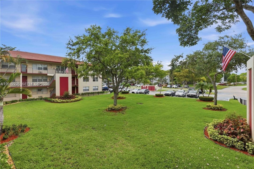 For Sale: $105,000 (1 beds, 1 baths, 811 Square Feet)