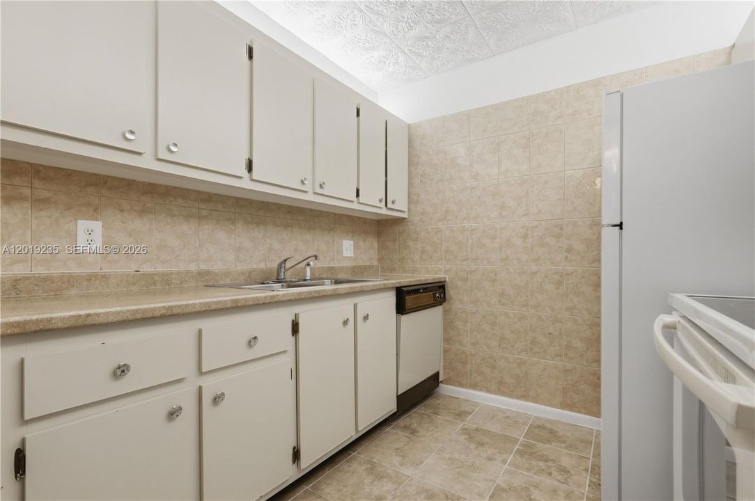 For Sale: $105,000 (1 beds, 1 baths, 811 Square Feet)