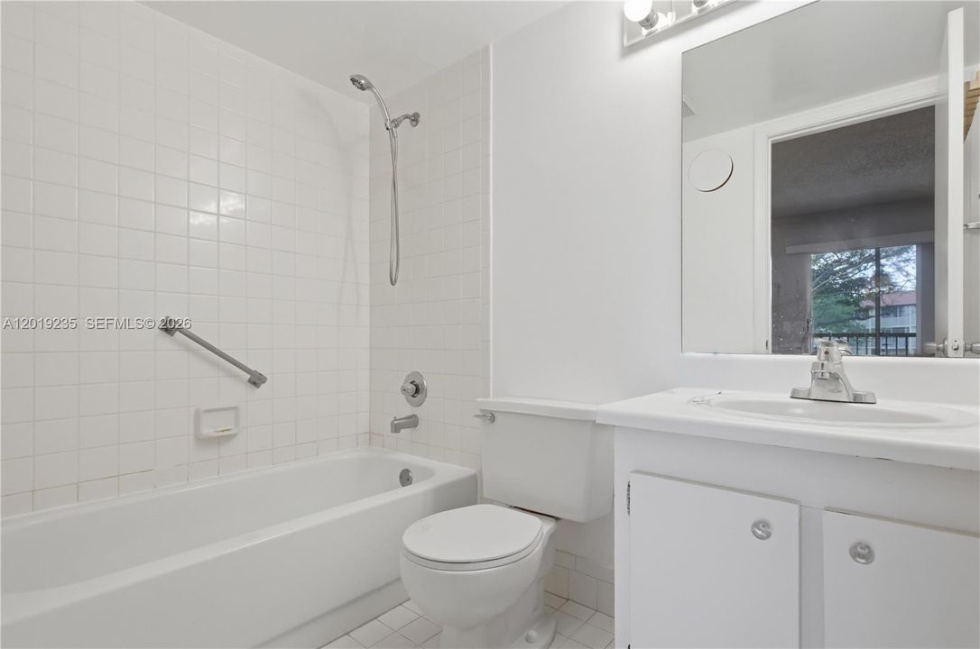 For Sale: $105,000 (1 beds, 1 baths, 811 Square Feet)