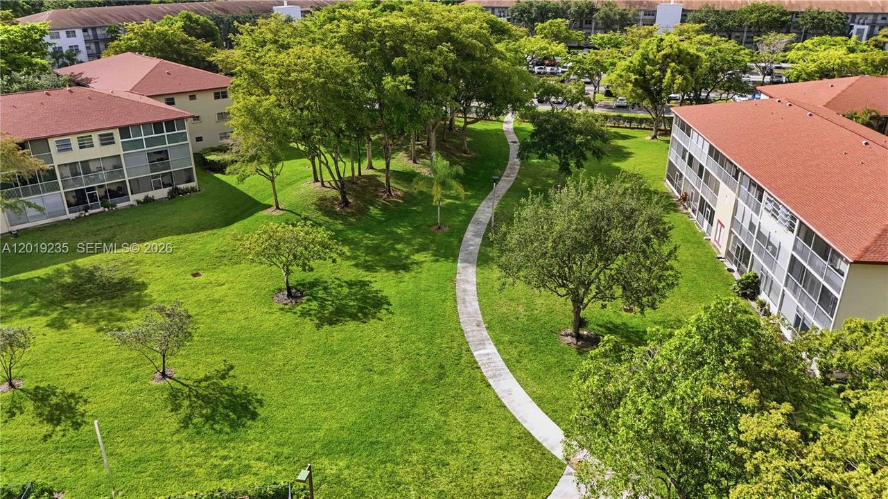 For Sale: $105,000 (1 beds, 1 baths, 811 Square Feet)