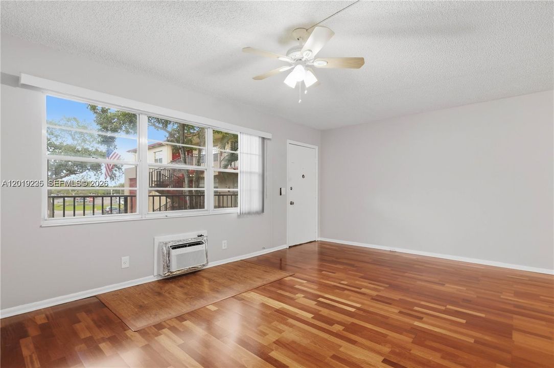 For Sale: $105,000 (1 beds, 1 baths, 811 Square Feet)