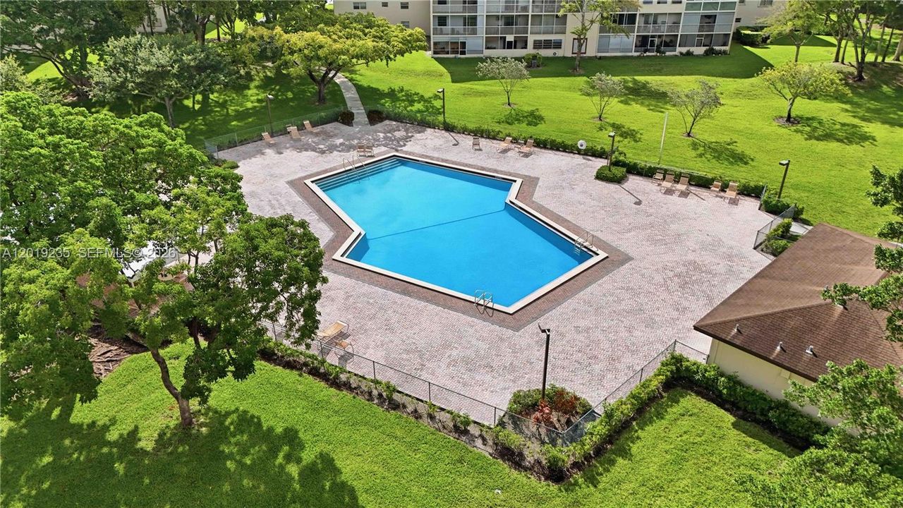 For Sale: $105,000 (1 beds, 1 baths, 811 Square Feet)