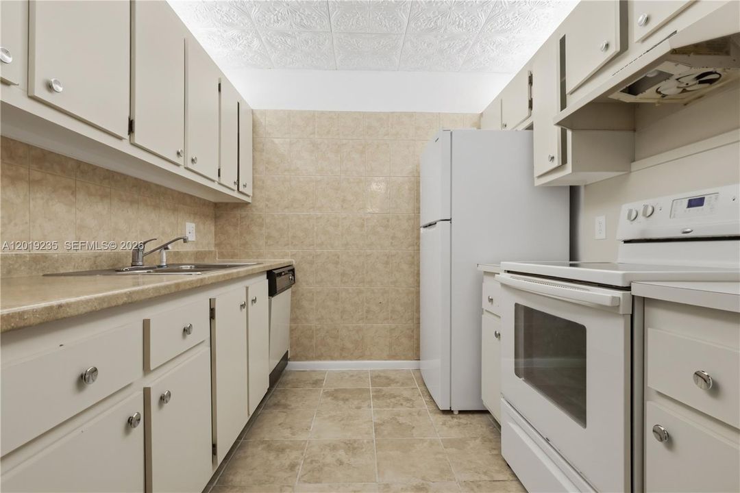 For Sale: $105,000 (1 beds, 1 baths, 811 Square Feet)