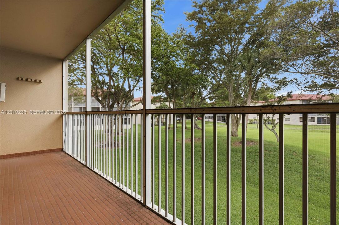 For Sale: $105,000 (1 beds, 1 baths, 811 Square Feet)