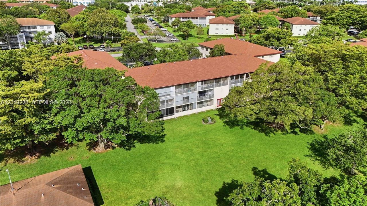 For Sale: $105,000 (1 beds, 1 baths, 811 Square Feet)