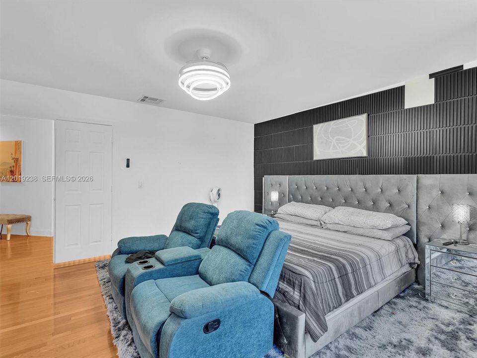 En Venta: $945,000 (5 camas, 3 baños, 2604 Pies cuadrados)