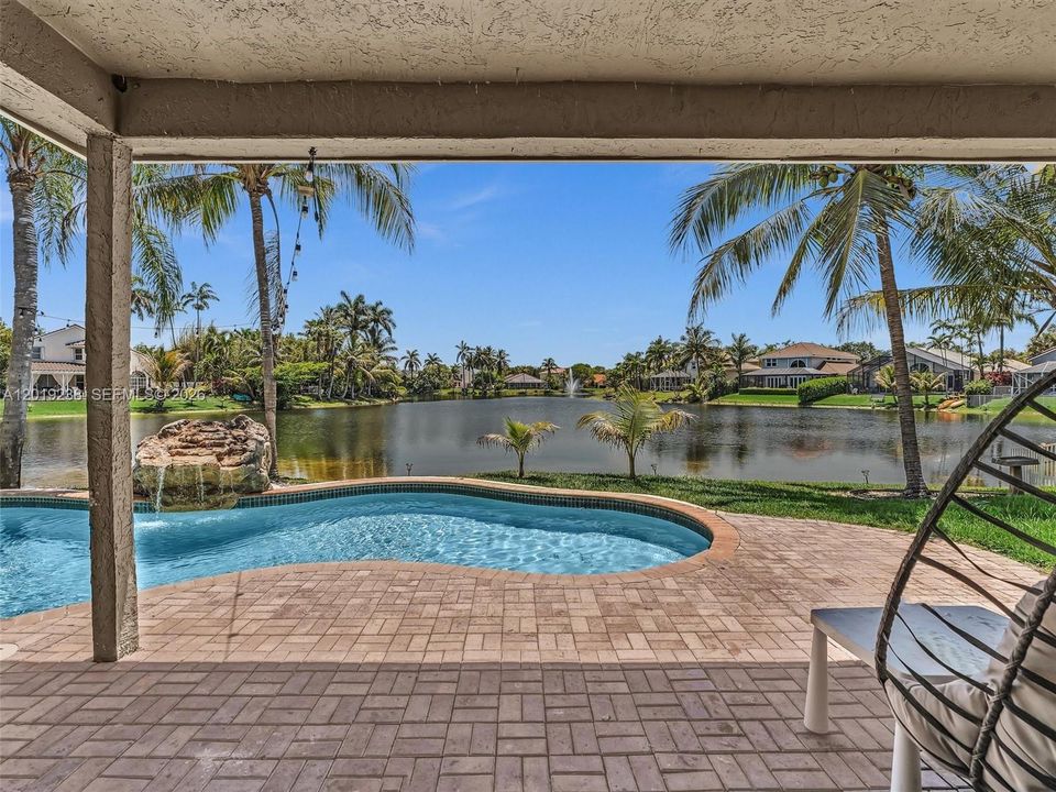 En Venta: $945,000 (5 camas, 3 baños, 2604 Pies cuadrados)