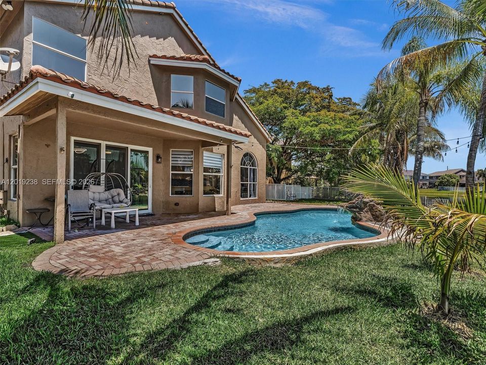 En Venta: $945,000 (5 camas, 3 baños, 2604 Pies cuadrados)