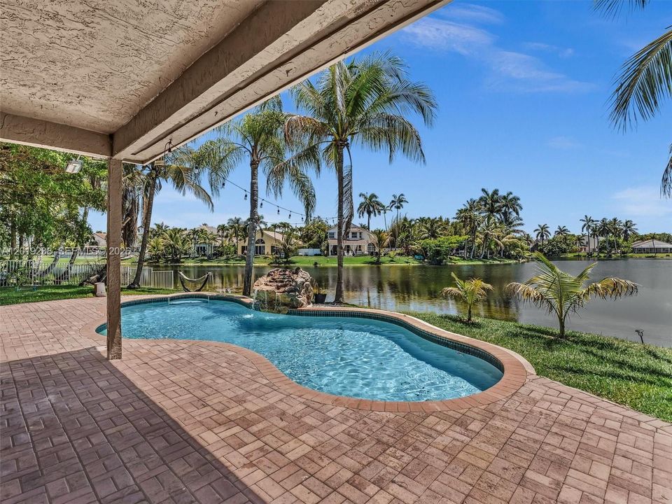 En Venta: $945,000 (5 camas, 3 baños, 2604 Pies cuadrados)