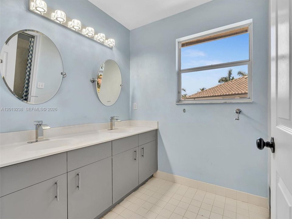 En Venta: $945,000 (5 camas, 3 baños, 2604 Pies cuadrados)