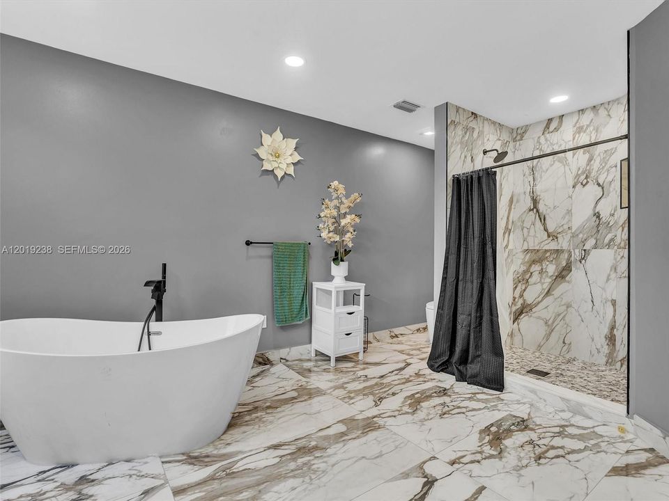 En Venta: $945,000 (5 camas, 3 baños, 2604 Pies cuadrados)