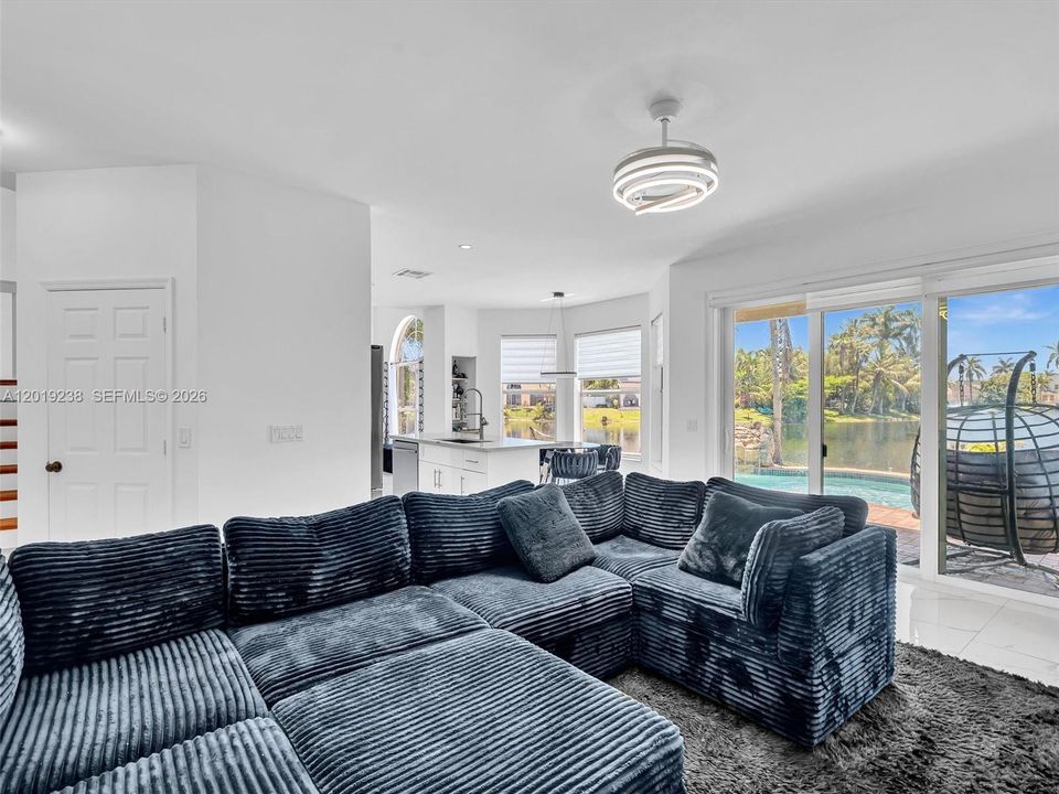 En Venta: $945,000 (5 camas, 3 baños, 2604 Pies cuadrados)