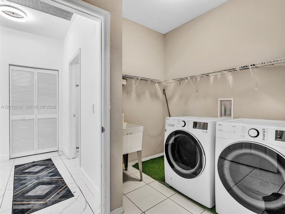 En Venta: $945,000 (5 camas, 3 baños, 2604 Pies cuadrados)