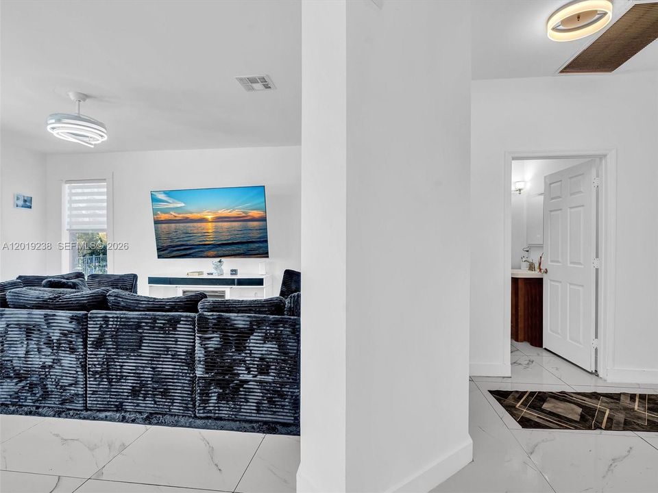 En Venta: $945,000 (5 camas, 3 baños, 2604 Pies cuadrados)