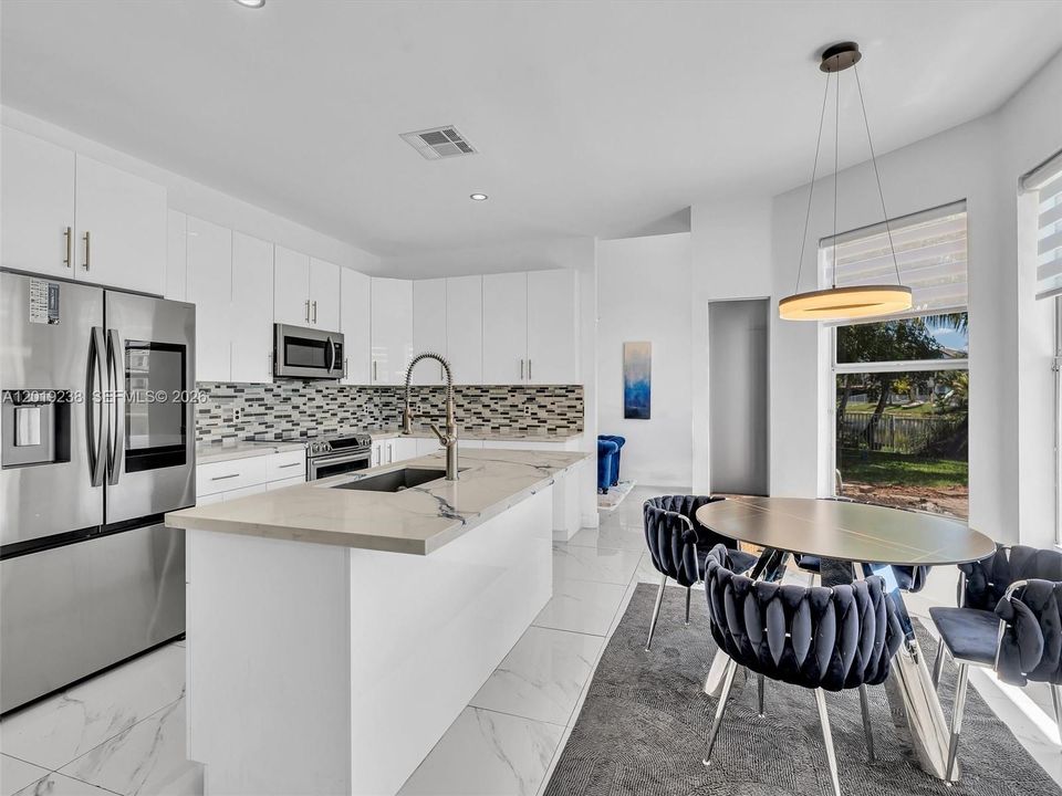 En Venta: $945,000 (5 camas, 3 baños, 2604 Pies cuadrados)