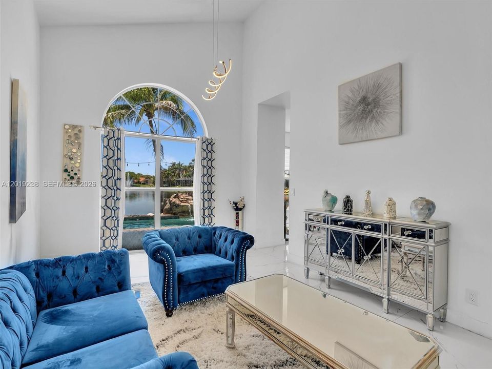 En Venta: $945,000 (5 camas, 3 baños, 2604 Pies cuadrados)