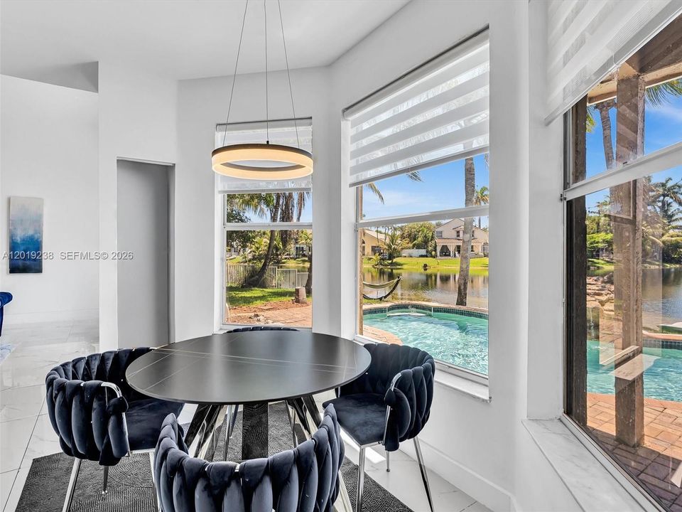En Venta: $945,000 (5 camas, 3 baños, 2604 Pies cuadrados)