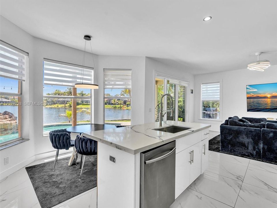 En Venta: $945,000 (5 camas, 3 baños, 2604 Pies cuadrados)