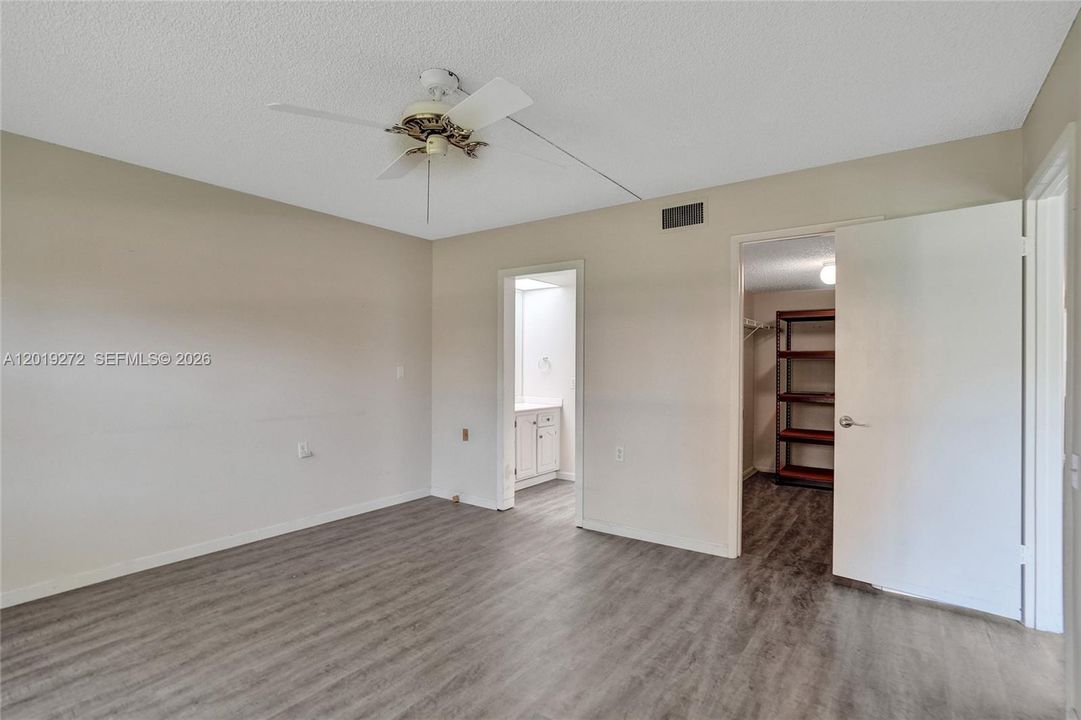 For Sale: $139,999 (2 beds, 2 baths, 962 Square Feet)