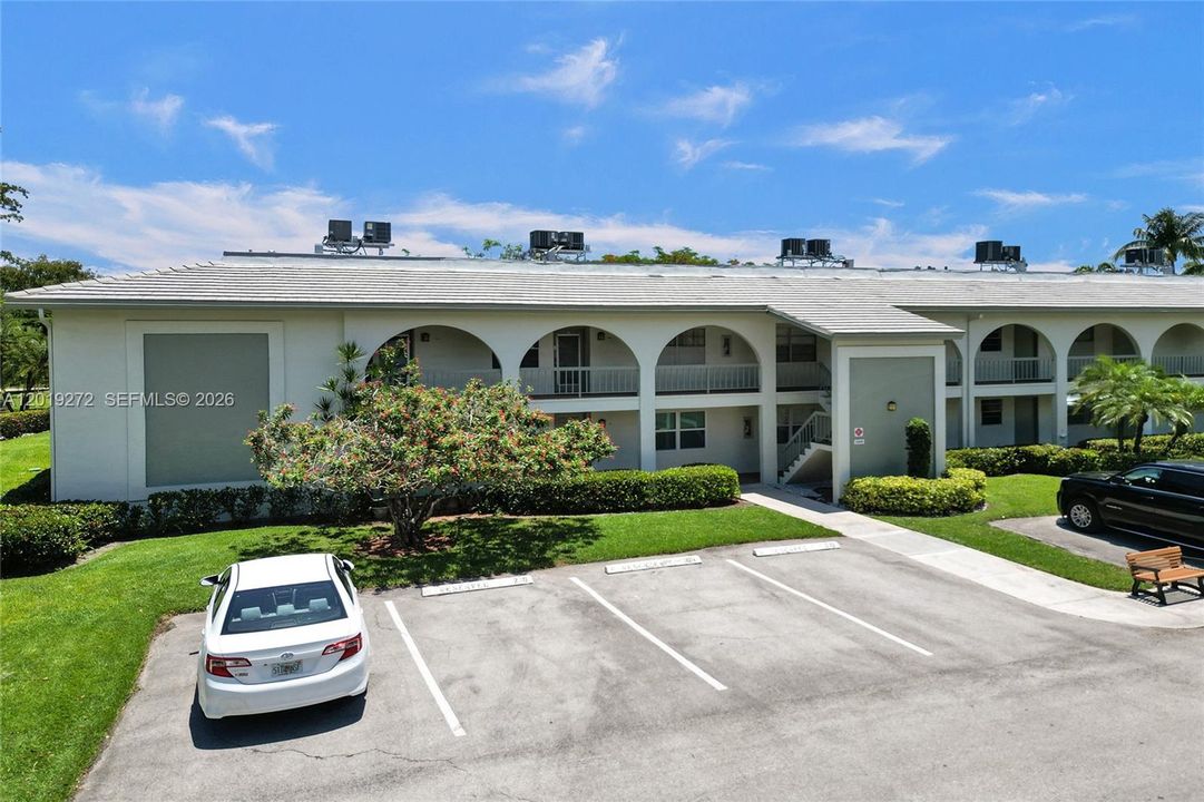 For Sale: $139,999 (2 beds, 2 baths, 962 Square Feet)