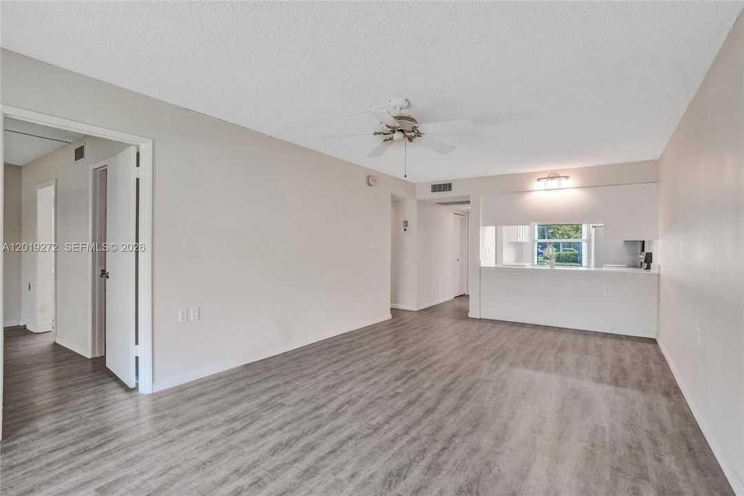 For Sale: $139,999 (2 beds, 2 baths, 962 Square Feet)