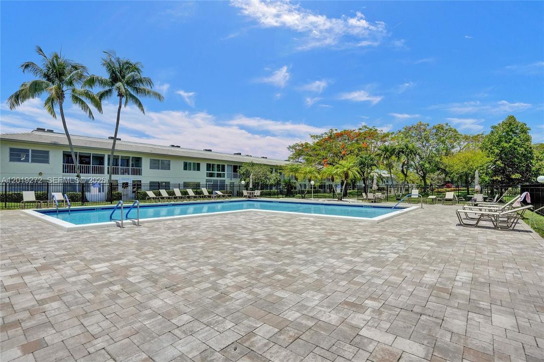 For Sale: $139,999 (2 beds, 2 baths, 962 Square Feet)