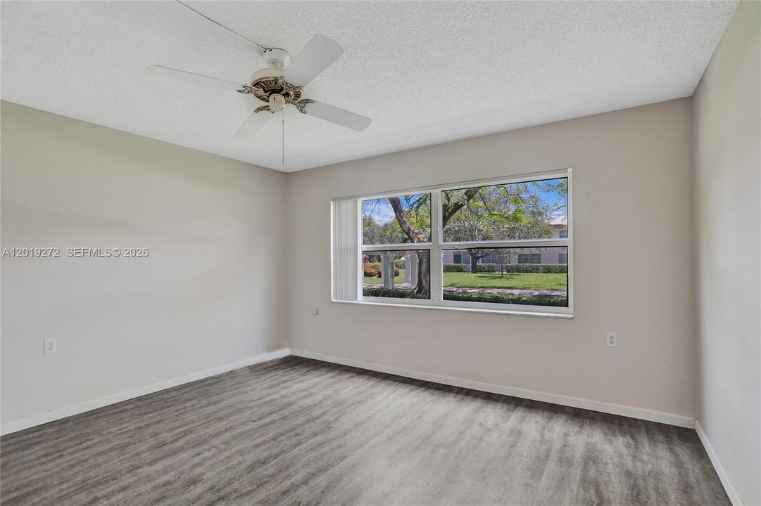 For Sale: $139,999 (2 beds, 2 baths, 962 Square Feet)