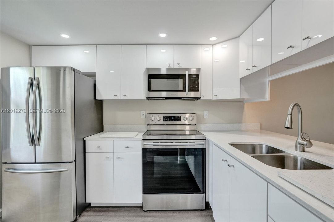 For Sale: $139,999 (2 beds, 2 baths, 962 Square Feet)