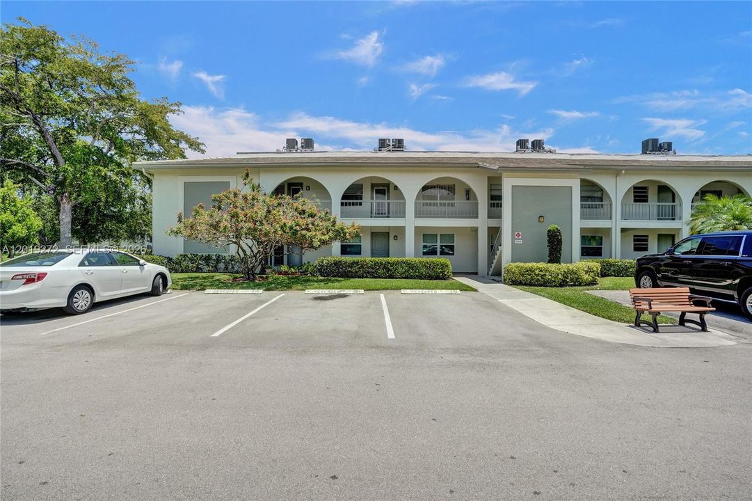 For Sale: $139,999 (2 beds, 2 baths, 962 Square Feet)