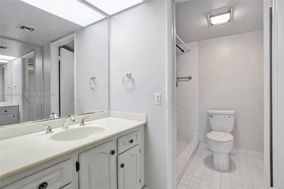 For Sale: $139,999 (2 beds, 2 baths, 962 Square Feet)