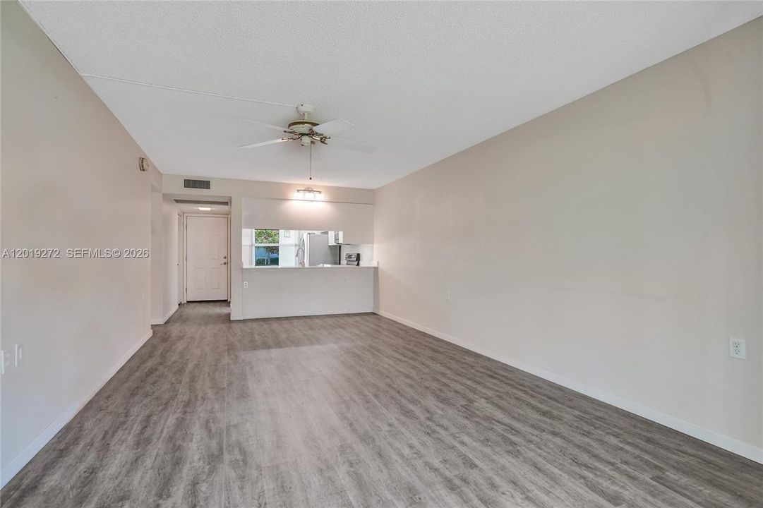 For Sale: $139,999 (2 beds, 2 baths, 962 Square Feet)